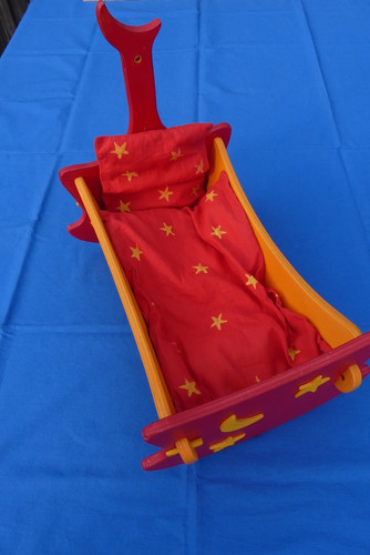 Rote puppenwiege mit - rote,